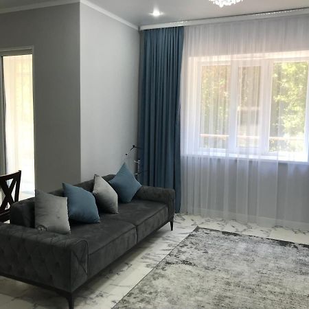 Люкс Апартаменты На Назарбаева Uralsk Exterior foto
